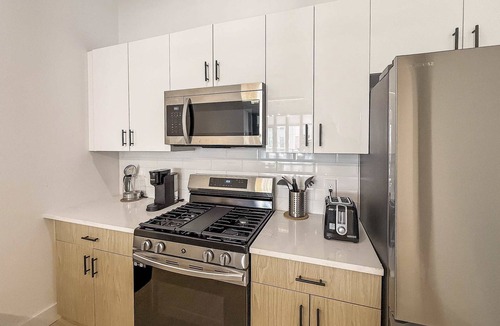 Olde Kensington Apartment | Stylish 2BR Retreat Near Liberty Bell | Sleeps 8