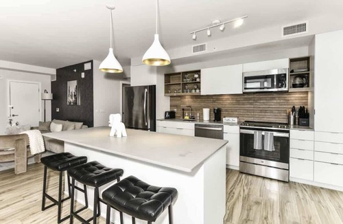 Crystal City Apartment | Stylish 2BR Stay with Gym, Parking & Rooftop Views