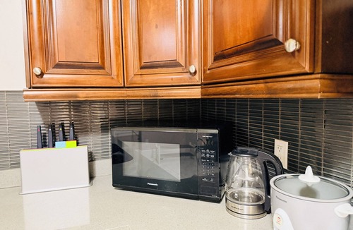 Fraserview House | Stylish 2BR Suite 2 Queen Beds 15 Min to YVR