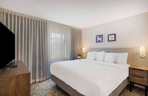 Acres Green Hotel | Stylish 2BR Suite for a Relaxing Stay | Breakfast Included | 3 Units