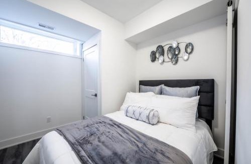 Niagara Falls Apartment | Stylish 2BR Suite with Parking Only 5 Mins to The Falls