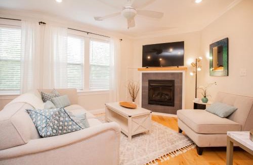 Harrison Lenox Apartment | Stylish 2BR w Full Kitchen, Laundry & Cen Air