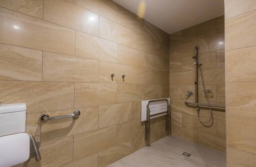 Windsor Apartment | Stylish 2BRM DDA Wheelchair Access Apartment