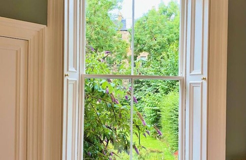 Marchmont Apartment | Stylish 3 bed 2 bath Meadows main door garden apt