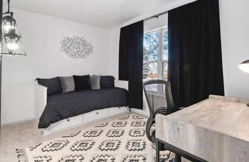 Littleton House | Stylish, 3 bed 2 bath townhome in Centennial! 24 minutes to Red Rocks!