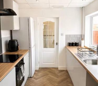 Smethwick House | Stylish 3-Bed Birmingham House with Parking, Best for Contractors, Near Local Shops, Cafés & Pubs