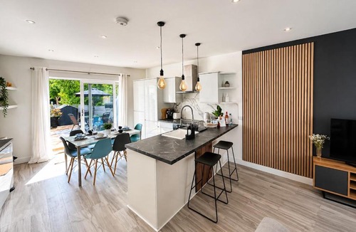 London Borough of Bromley Apartment | Stylish 3-Bed Executive Home - Free Parking & Fast WiFi