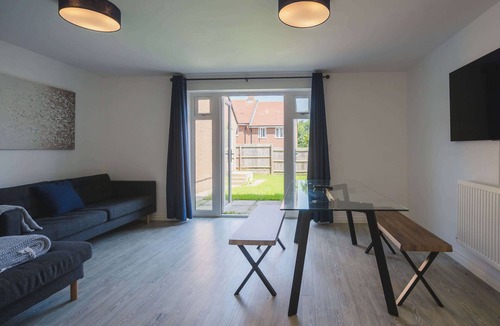 Woodford Halse House | Stylish 3-Bed Retreat with Garden and Parking