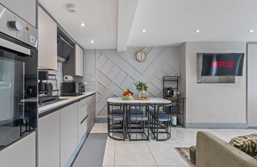 Holland Park House | Stylish 3 Bed Town House in Holland Park - Central London - Free WiFI