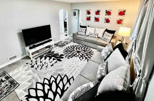 Westwood House | Stylish 3 Bedroom Cape Cod Cutie 10 Min to Dwntn