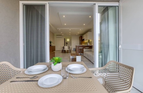 Tal-Ghoqod Apartment | Stylish 3-bedroom in Swieqi — just 10 mins from beaches, restaurants & nightlife. The perfect Malta getaway for families & friends!
