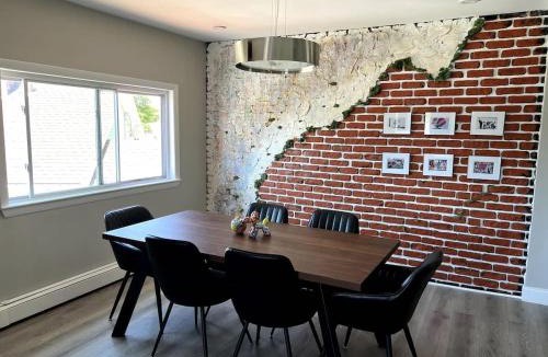Everett House | Stylish 3-Bedroom Stay Free Parking