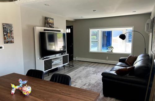 Everett House | Stylish 3-Bedroom Stay Free Parking