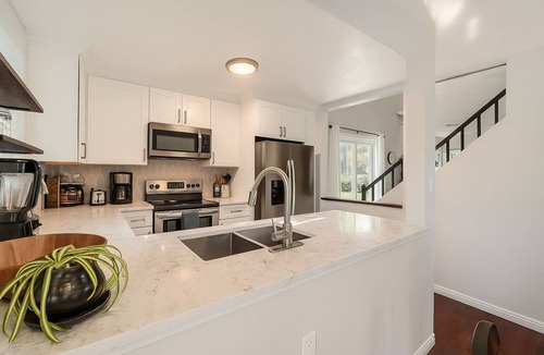 Glenwood Grove - North Iris House | Stylish 3bdrm with Pool & Mountain Views