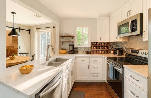 Glenwood Grove - North Iris House | Stylish 3bdrm with Pool & Mountain Views