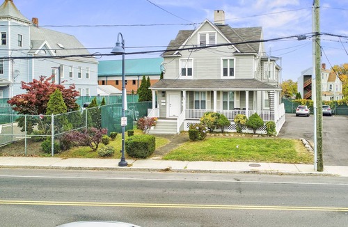 Stamford Apartment | Stylish 3BR/2BA Retreat #3, Harbor Point – Walk to Train, Cafes & Restaurants, City + Shore