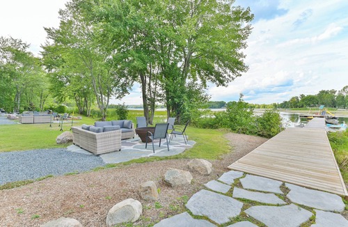 Centre Hastings Cottage | Stylish 3BR Waterfront Cottage with Large Dock