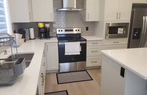 Southeast Calgary House | Stylish 4BR/5BD/2.5BT/AC/Remote Work Setup/Indoor Games & Lake Access