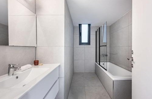 Rishon LeTsiyon Apartment | Stylish 4BR Apt l Private Balcony & Mamad
