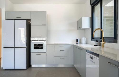 Rishon LeTsiyon Apartment | Stylish 4BR Apt l Private Balcony & Mamad