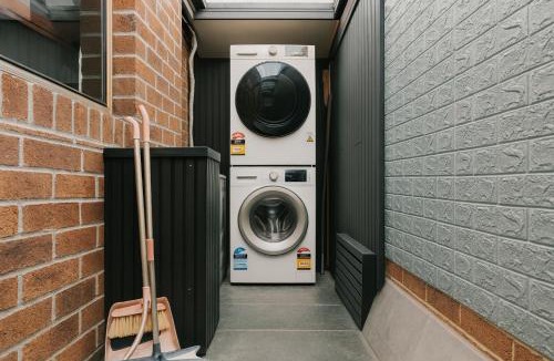 McKinnon House | Stylish 4BR Easy CBD Access Walk to Train & Shops