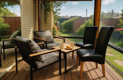McKinnon House | Stylish 4BR Easy CBD Access Walk to Train & Shops
