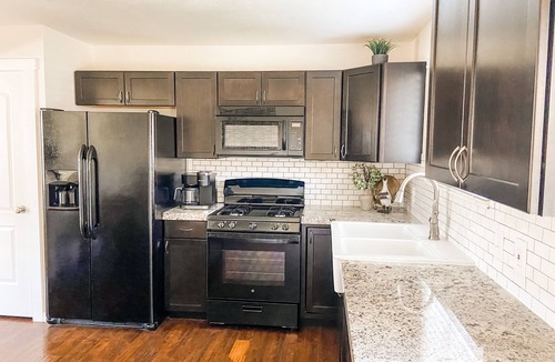 Sandy House | Stylish 5-bed, 2-bath home, close access to ski resorts