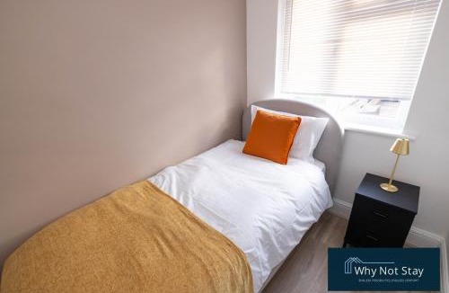 Bramcote House | Stylish 5 bed home in Beeston