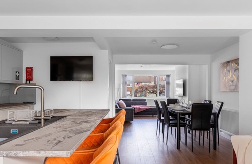 Cheadle House | Stylish 5-Bed Home with Driveway and Garden