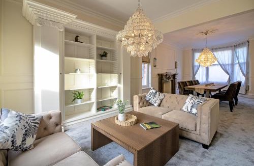 Oadby House | Stylish 5 Bed House Sleeps 10 Free Parking Garden Near Leicester City Centre