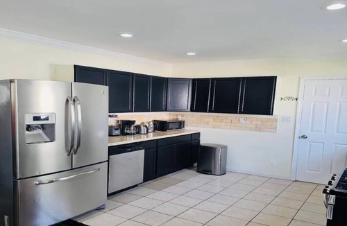 Valley Stream House | Stylish 5BR Haven - 5 Mins to JFK, Mall & Train Nearby + Free Parking!