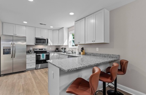 Kannapolis House | Stylish 6 bd/4.2bth Duplex, Charming Location Near the Action!