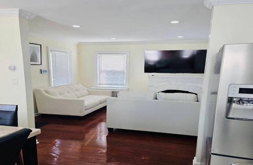 Valley Stream House | Stylish 6BR Haven - 5 Mins to JFK, Mall & Train Nearby + Free Parking!