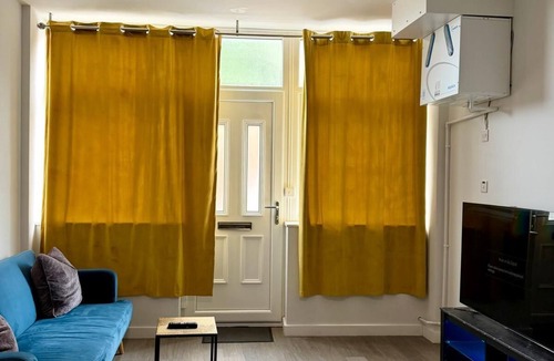 Kettering Apartment | Stylish Accessible 1-Bed Town Centre Apartment in Kettering, Wi‑Fi, Smart TV,Sky