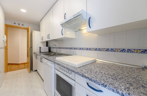 Usera Apartment | Stylish accommodation: 2 bedrooms, air conditioning and all mod cons HOR1K1B
