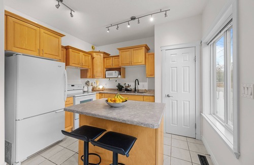 Saskatoon House | Stylish and Fully Furnished 3-Bedroom Home in Buena Vista