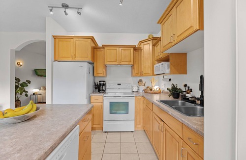 Saskatoon House | Stylish and Fully Furnished 3-Bedroom Home in Buena Vista