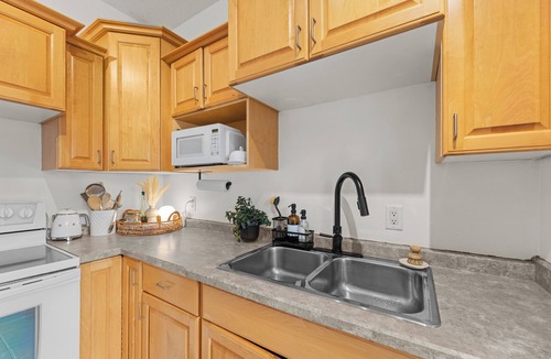 Saskatoon House | Stylish and Fully Furnished 3-Bedroom Home in Buena Vista