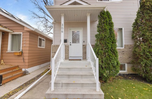Saskatoon House | Stylish and Fully Furnished 3-Bedroom Home in Buena Vista
