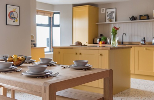 Deal House | Stylish and spacious coastal retreat with sea views