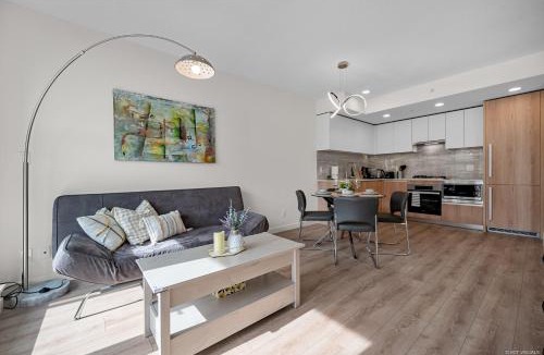 Richmond City Centre Apartment | Stylish and Tranquil Retreat in Richmond City Center