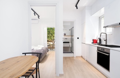 Glyfada Apartment | Stylish Apartment in Athens Riviera with Outdoor Patio