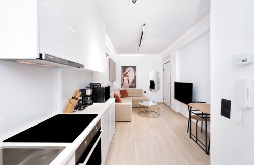 Glyfada Apartment | Stylish Apartment in Athens Riviera with Outdoor Patio