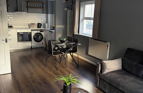 Southwark Apartment | Stylish apartment in central London location offering free parking and 4 beds.