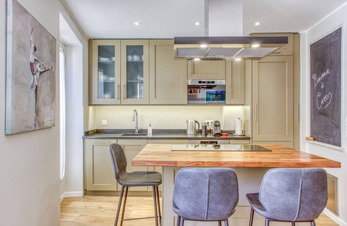 Le Suquet Apartment | Stylish Apt in charming le Suquet/Cannes-Steps from beaches, old port & Palais