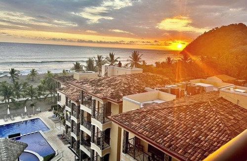Barrio Los Villalobos Apartment | Stylish balcony oceanfront PH condo with King beds