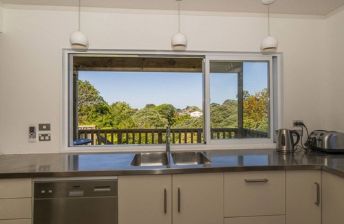 Hahei House | Stylish beach house comfort in commanding position