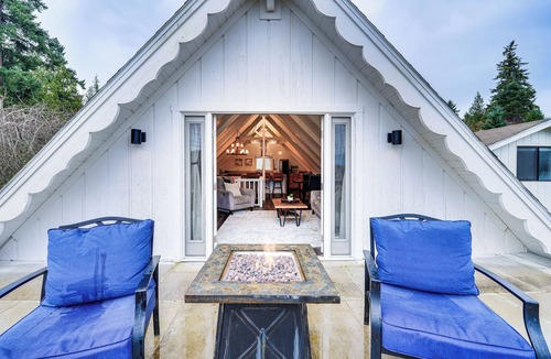 Geneva Cottage | Stylish Bellingham Home w/Lake + Mountain Views!
