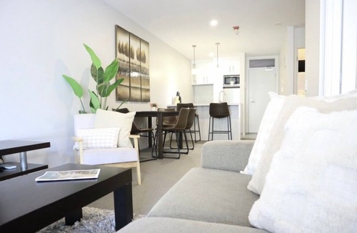 Mount Maunganui Condo | Stylish Central Escape | Walk to Beach & Cafés