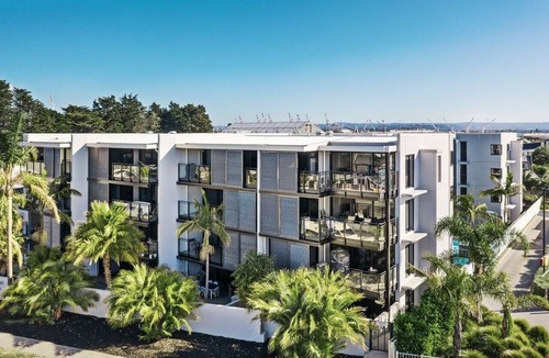 Mount Maunganui Condo | Stylish Central Escape | Walk to Beach & Cafés